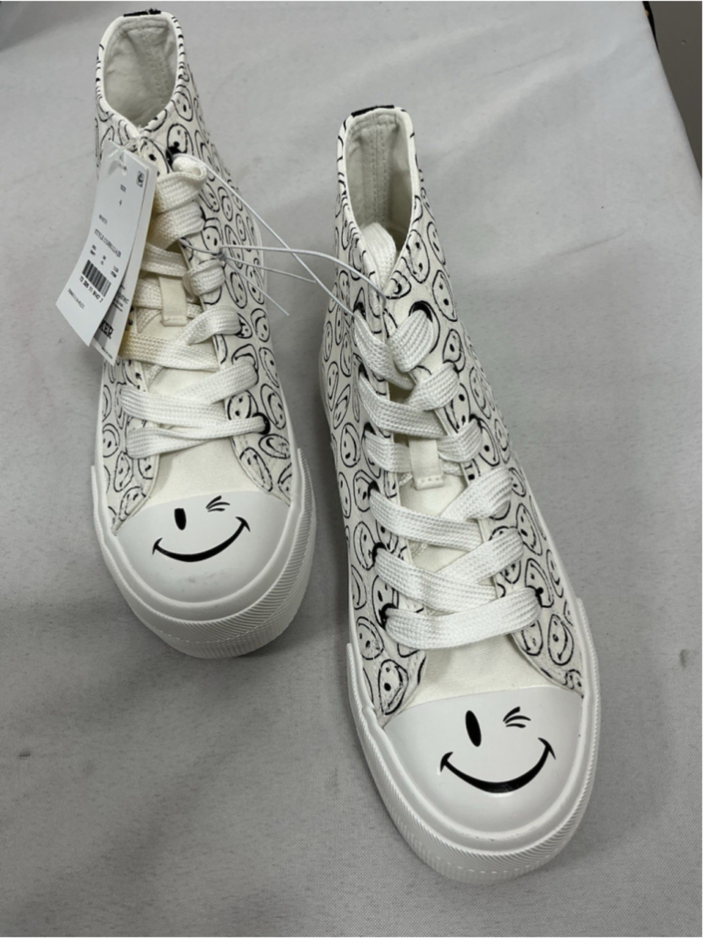 Girls New In Box Joe Boxer High Top Lace Up Smiley Face Sneakers 4 White